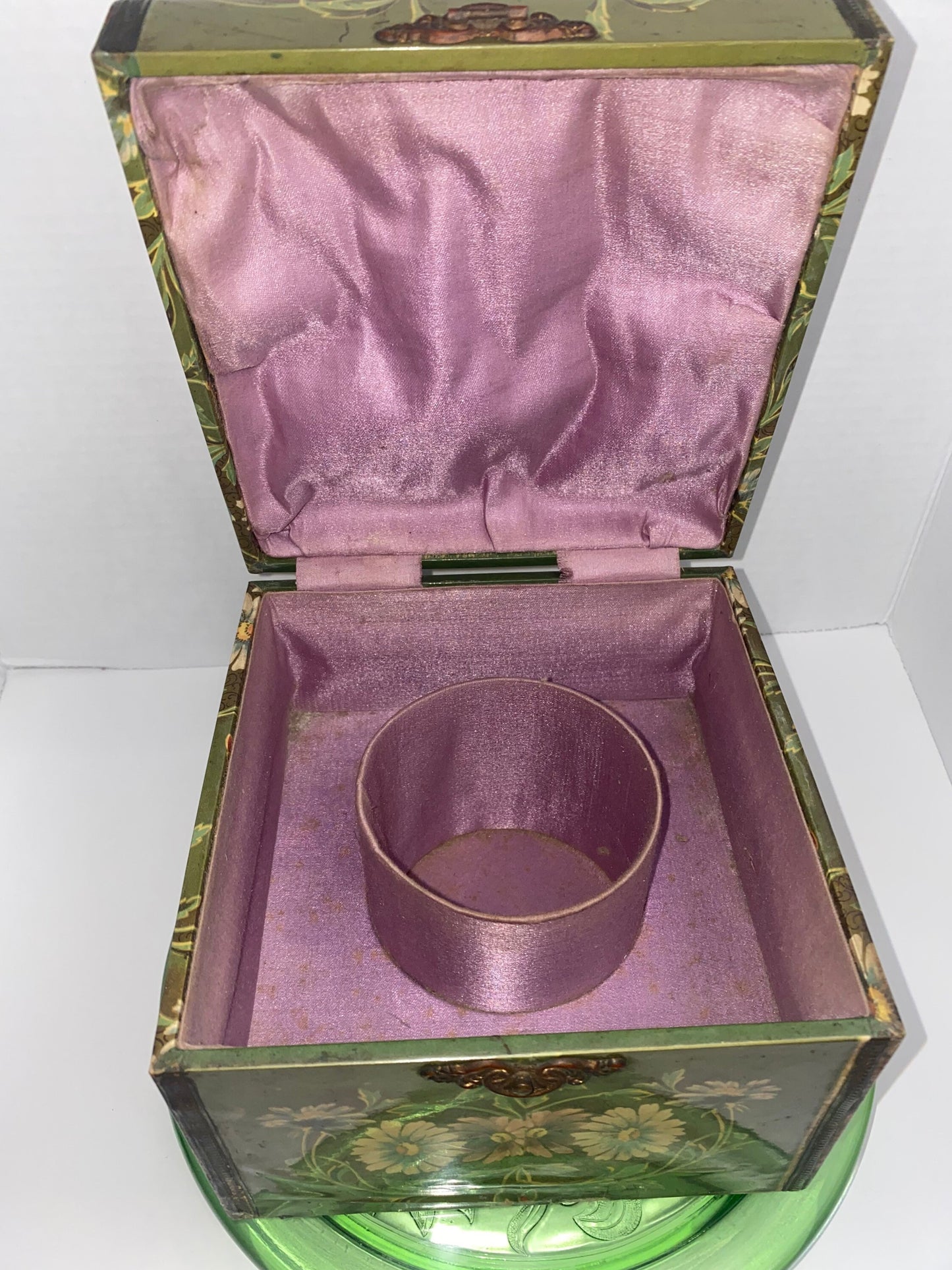 Antique Victorian collar box trinket box fashion 1800s 1880-1890 beautiful lithograph print