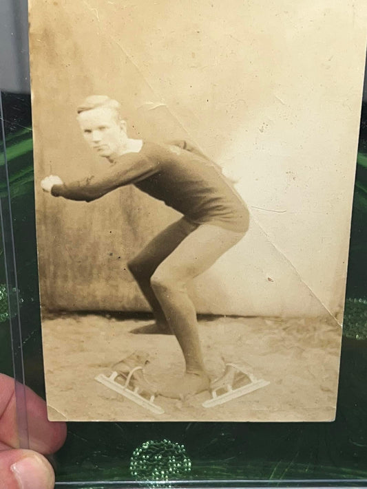 Antique photo early sports Early 1900-1910 Speed skater in pose w skates in front