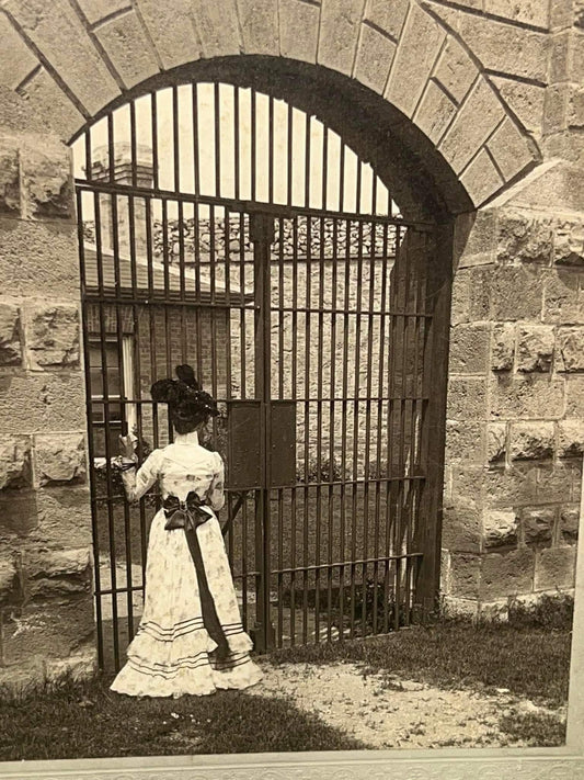 Antique photo At the prison gate Mounted photo 1900-1910 vintage photography