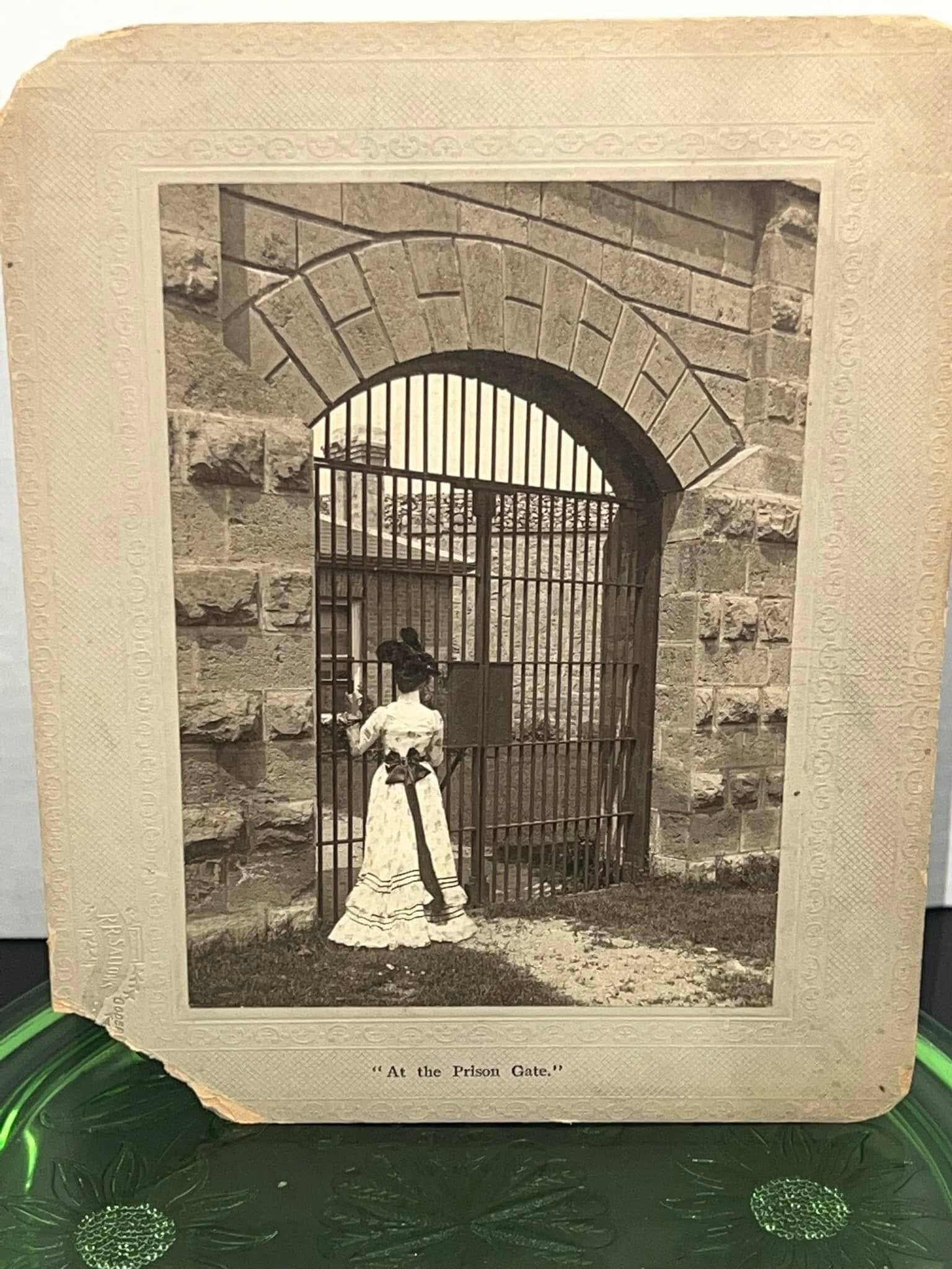 Antique photo At the prison gate Mounted photo 1900-1910 vintage photography