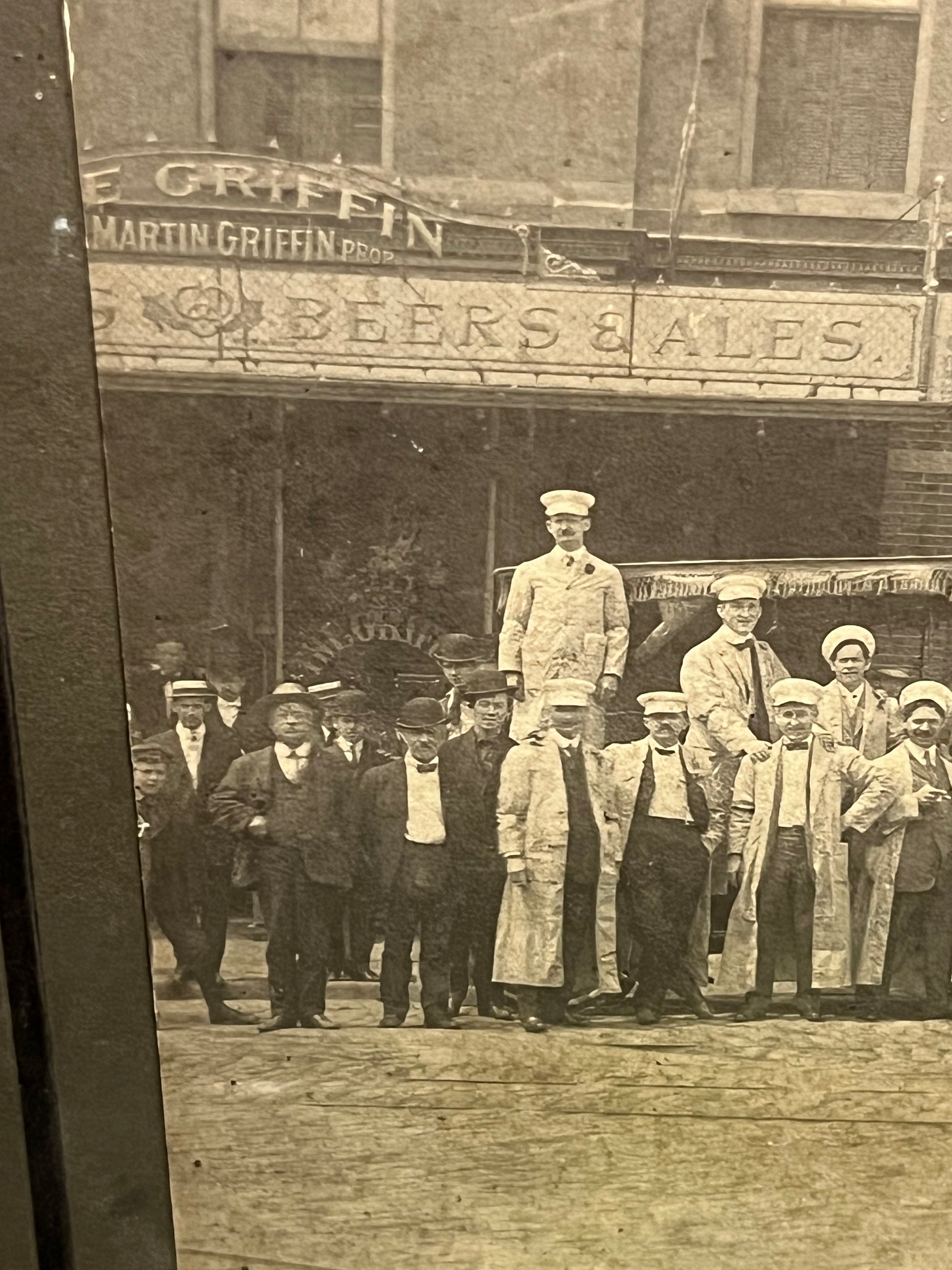 Antique photo occupational brewery Martin griffin beers & ale workers outside building 1910s